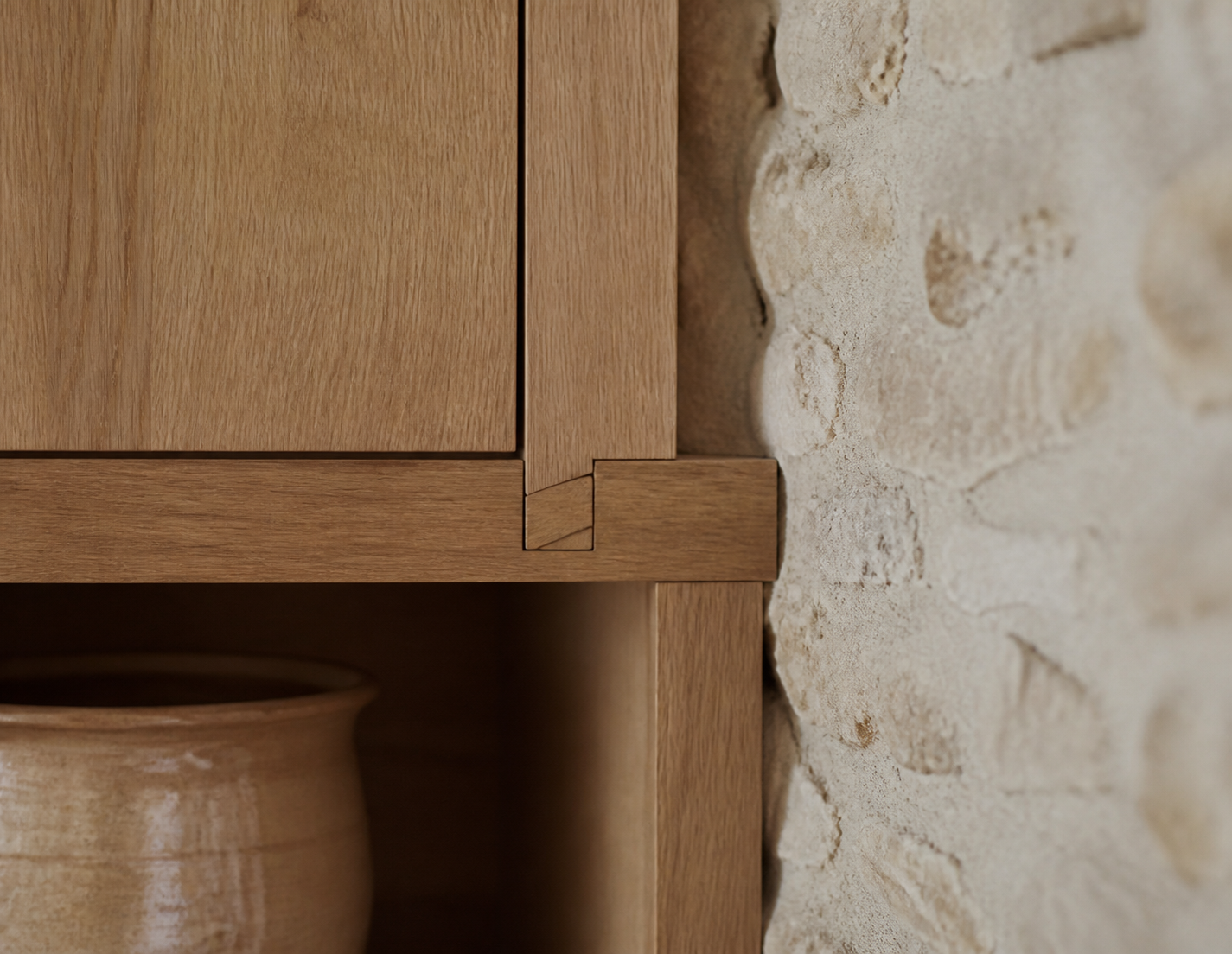 Assemblage précis entre bois et mur ancien